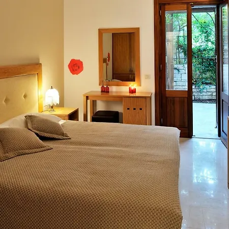Yalenia Villa